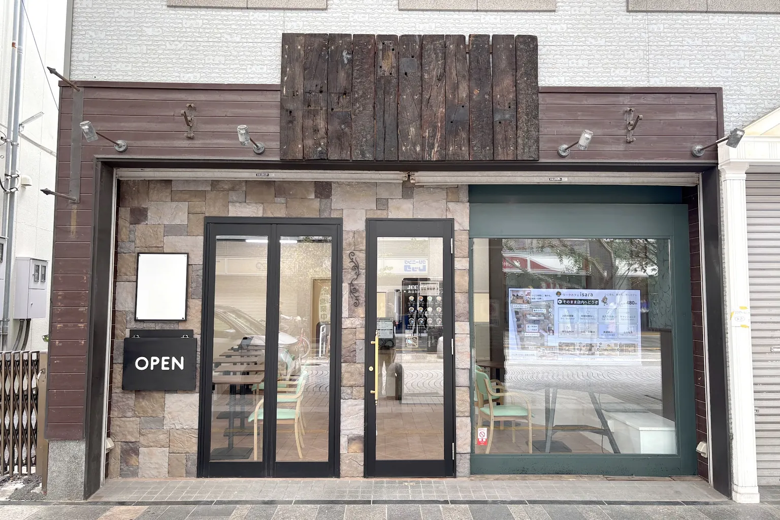 isaraの外観。ベルデモール商店街に面したガラス扉と、入口横の「OPEN」の看板